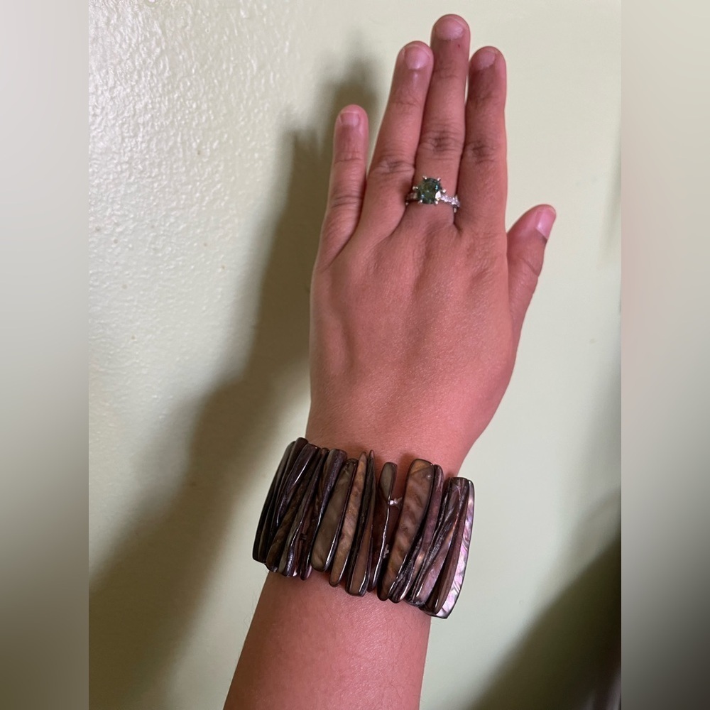 Elegant Elegant Iridescent Brown Mother of Pearl Bracelet
